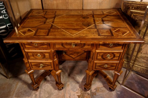 Mazarin Dauphinois desk in olive marquetry, Louis XIV period - Furniture Style Louis XIV