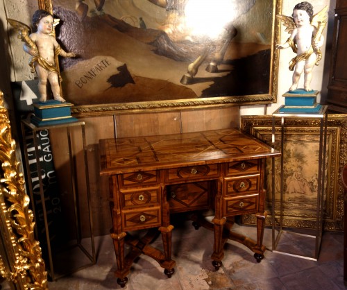 Bureau Mazarin Dauphinois en marqueterie d’olivier, époque Louis XIV - Méounes Antiquités
