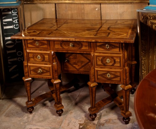 XVIIe siècle - Bureau Mazarin Dauphinois en marqueterie d’olivier, époque Louis XIV