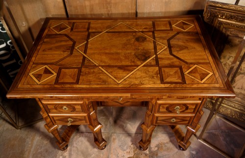 Mazarin Dauphinois desk in olive marquetry, Louis XIV period - Louis XIV