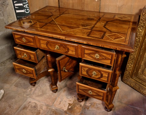 Louis XIV - Mazarin Dauphinois desk in olive marquetry, Louis XIV period