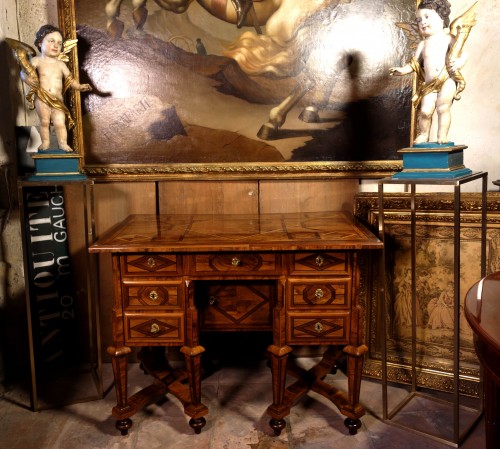 Antiquités - Bureau Mazarin Dauphinois en marqueterie d’olivier, époque Louis XIV