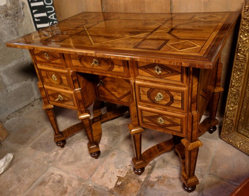 Antiquités - Mazarin Dauphinois desk in olive marquetry, Louis XIV period