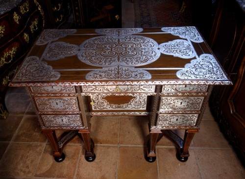 Antiquités - Bureau Mazarin en marqueterie d’étain, époque Louis XIV