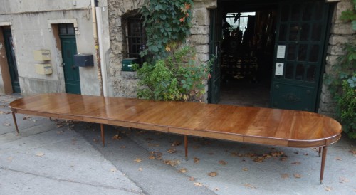  - Table de banquet ou de conférence en acajou, sept mètres environ