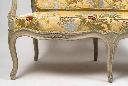 XVIIIe siècle - Canapé d’époque Louis XV en hêtre laqué estampillé par Jean-Baptiste Delaunay