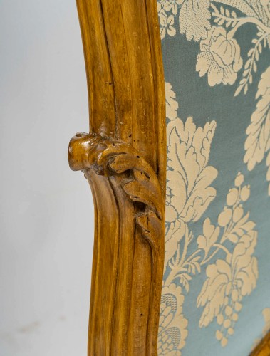 XVIIIe siècle - Écran de cheminée en noyer sculpté travail lyonnais d’époque Louis XV vers 1740-1750