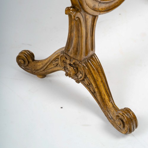 Louis XV - Écran de cheminée en noyer sculpté travail lyonnais d’époque Louis XV vers 1740-1750
