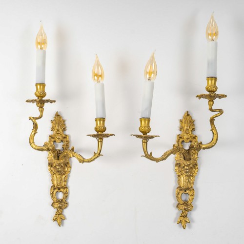 Paire d'appliques d’époque Louis XV en bronze doré au C Couronné vers 1745-1749 - Luminaires Style Louis XV