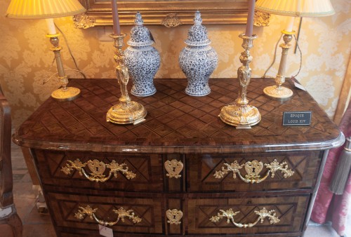 18th century - Dauphiné, Louis XIV period Commode with geometric marquetry Circa 1700