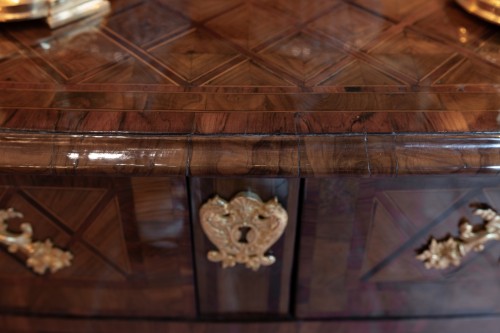 Louis XIV - Dauphiné, Louis XIV period Commode with geometric marquetry Circa 1700