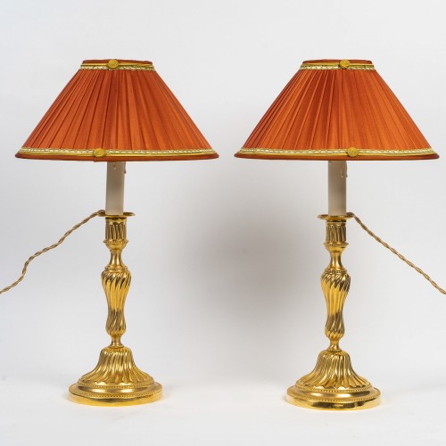 Paire de bougeoirs au Roi d'époque Louis XV montés en Lampes - Luminaires Style Louis XV