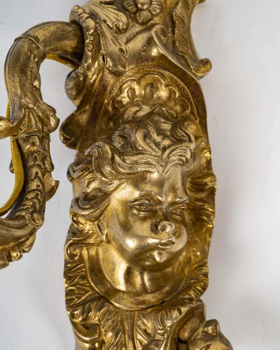 XIXe siècle - Paire d’appliques dite aux Zéphyrs en bronze ciselé et doré XIXe siècle