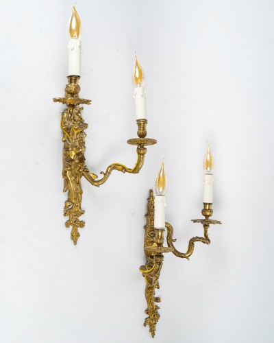 Antiquités - Paire d’appliques dite aux Zéphyrs en bronze ciselé et doré XIXe siècle
