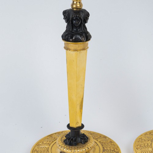 Antiquités - Paire de flambeaux Aux Merveilleuses vers 1810, montés en lampes