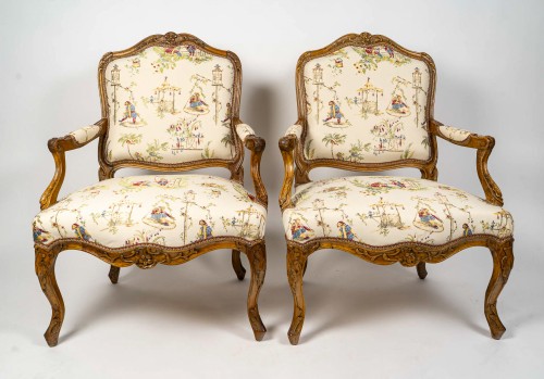 Paire de larges fauteuils en noyer Louis XV - Sièges Style Louis XV