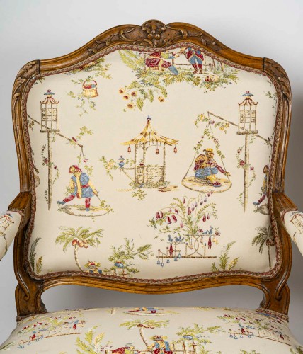 Sièges Fauteuil & Bergère - Paire de larges fauteuils en noyer Louis XV