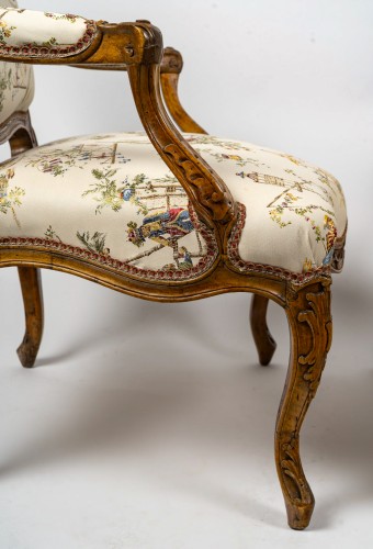 XVIIIe siècle - Paire de larges fauteuils en noyer Louis XV