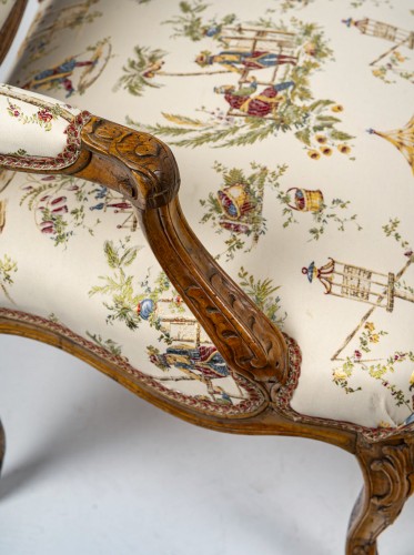 Paire de larges fauteuils en noyer Louis XV - Louis XV