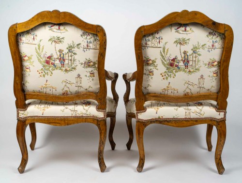 Antiquités - Paire de larges fauteuils en noyer Louis XV