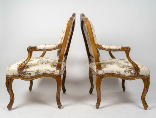 Antiquités - Paire de larges fauteuils en noyer Louis XV