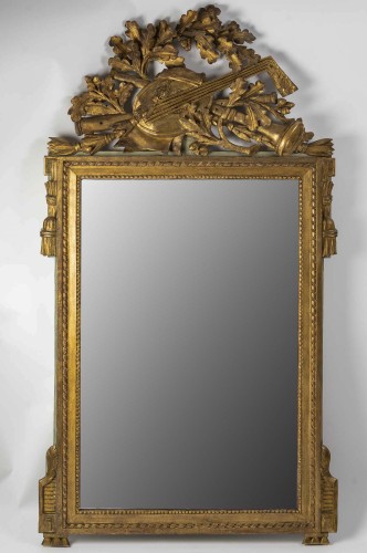Miroir Louis XVI à fronton ajouré en bois doré d'attributs de musique  - Miroirs, Trumeaux Style Louis XVI