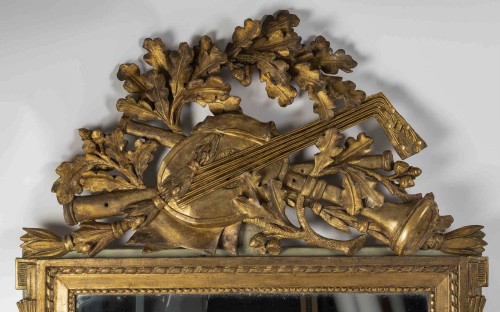 Miroirs, Trumeaux  - Miroir Louis XVI à fronton ajouré en bois doré d'attributs de musique 