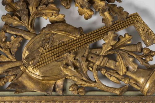 Miroir Louis XVI à fronton ajouré en bois doré d'attributs de musique  - MLD Antiquités