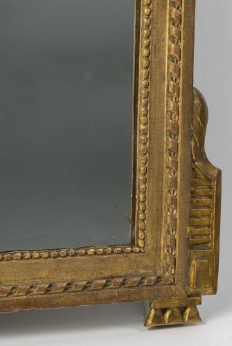 Miroir Louis XVI à fronton ajouré en bois doré d'attributs de musique  - Louis XVI