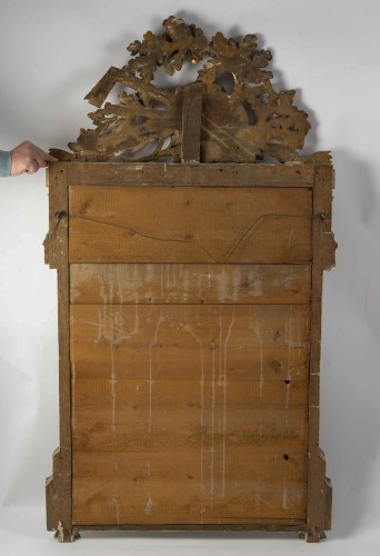 Louis XVI - Miroir Louis XVI à fronton ajouré en bois doré d'attributs de musique 