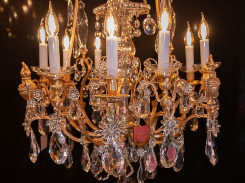 Baccarat, lustre de aux pots à feu en bronze doré et cristal taillé - 