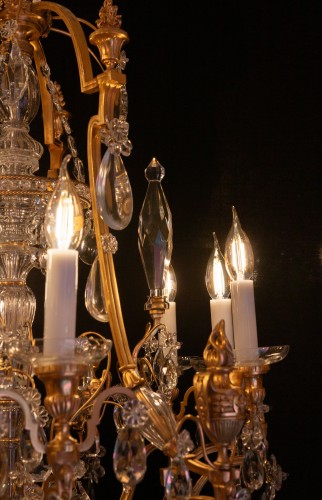  - Baccarat, lustre de aux pots à feu en bronze doré et cristal taillé