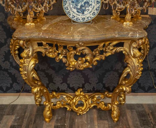 XVIIIe siècle - Console en bois sculpté et doré à décor Rocaille Italie fin du XVIIIe siècle