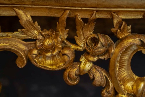 Console en bois sculpté et doré à décor Rocaille Italie fin du XVIIIe siècle - 