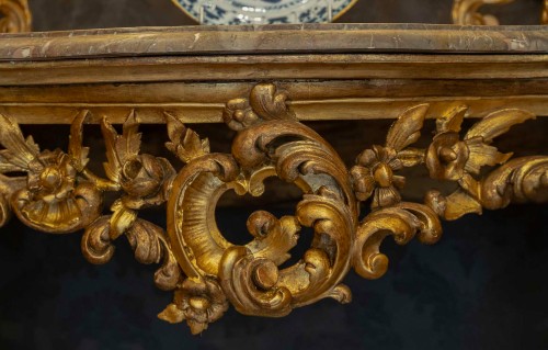  - Console en bois sculpté et doré à décor Rocaille Italie fin du XVIIIe siècle