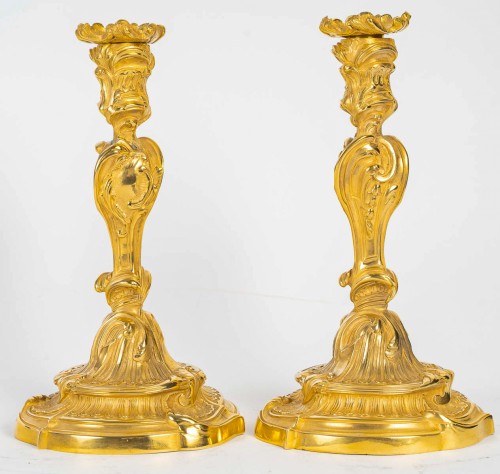 Paire de flambeaux aux papillons en bronze doré d’après Juste-Aurèle Meissonnier  - Luminaires Style Louis XV