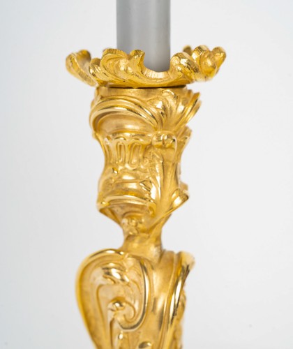 Luminaires Bougeoirs et Chandeliers - Paire de flambeaux aux papillons en bronze doré d’après Juste-Aurèle Meissonnier 