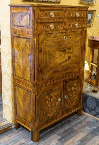 Mobilier Bureau et Secrétaire - Secrétaire Louis XVI en bois de noyer à marqueterie de château moulin et fleurs