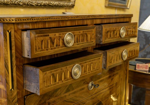 XVIIIe siècle - Secrétaire Louis XVI en bois de noyer à marqueterie de château moulin et fleurs