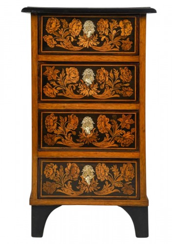 Chiffonnier en marqueterie à décor de fleurs et d’oiseaux époque Louis XIV vers 1700