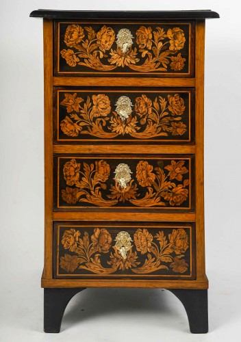 Chiffonnier en marqueterie à décor de fleurs et d’oiseaux époque Louis XIV vers 1700 - Mobilier Style Louis XIV