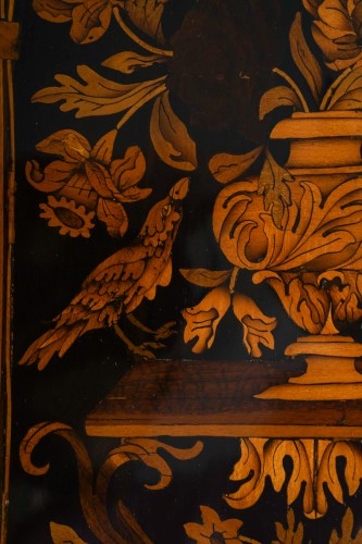 XVIIe siècle - Chiffonnier en marqueterie à décor de fleurs et d’oiseaux époque Louis XIV vers 1700
