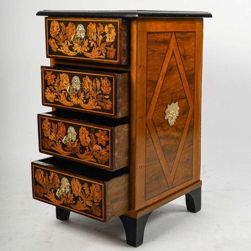 Chiffonnier en marqueterie à décor de fleurs et d’oiseaux époque Louis XIV vers 1700 - Louis XIV