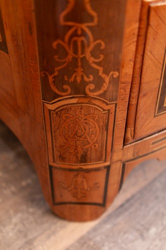 Louis XIV period marquetry commode decorated with a Ducal Crown Circa 1700 - Louis XIV