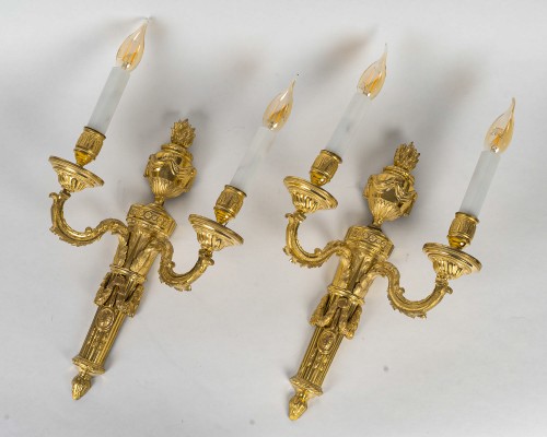Paire d’appliques en bronze ciselé et doré d’époque Louis XVI - Luminaires Style Louis XVI