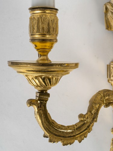 XVIIIe siècle - Paire d’appliques en bronze ciselé et doré d’époque Louis XVI