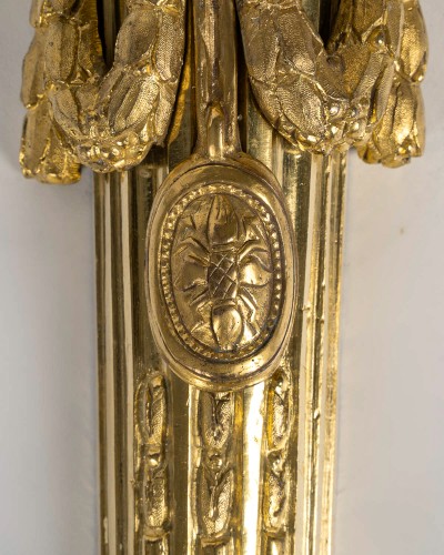 Antiquités - Paire d’appliques en bronze ciselé et doré d’époque Louis XVI