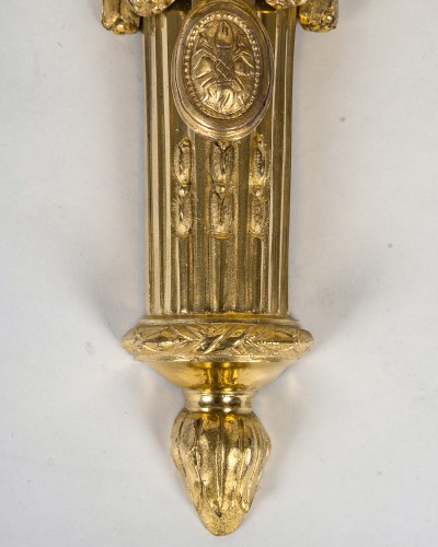 Antiquités - Paire d’appliques en bronze ciselé et doré d’époque Louis XVI