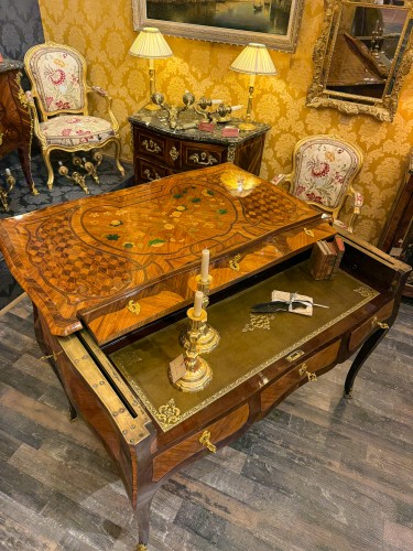 Bureau mécanique à marqueterie florale estampillé Jean-Baptiste Tuart - Mobilier Style Louis XV