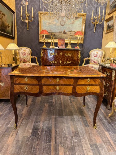Bureau mécanique à marqueterie florale estampillé Jean-Baptiste Tuart - MLD Antiquités